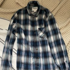Women’s size small, field and stream blue flannel.
